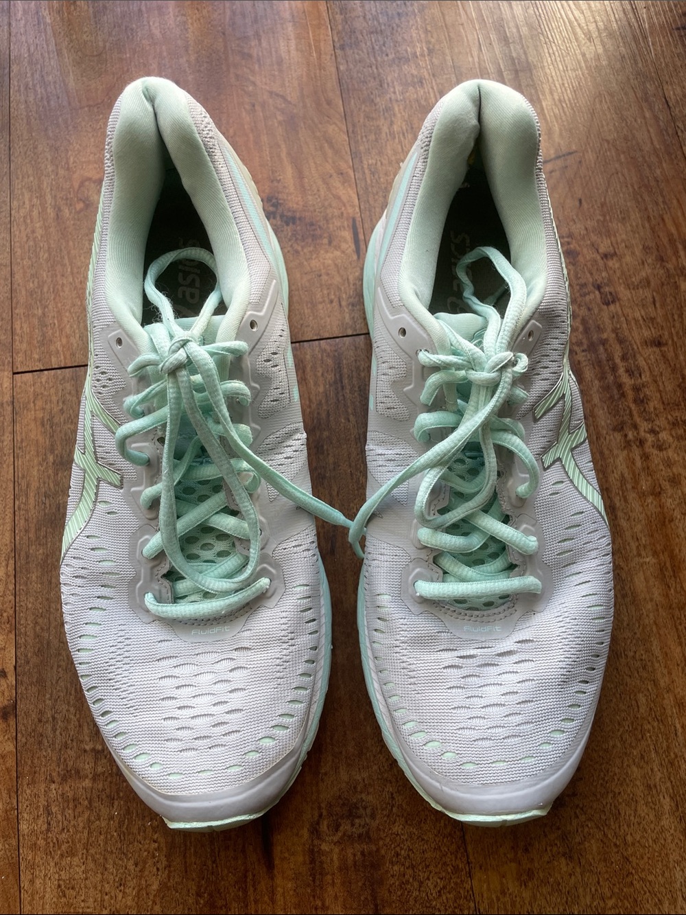 Asics women’s Gel-Kayano 28 running shoes mint color - Picture 2 of 8